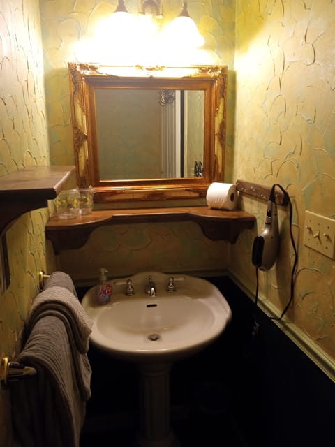 Deluxe Room, 1 Queen Bed, Fireplace | Bathroom | Free toiletries, hair dryer, towels, soap