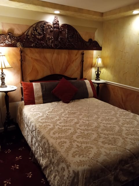 Deluxe Room, 1 Queen Bed, Jetted Tub | Soundproofing, iron/ironing board, free WiFi, bed sheets