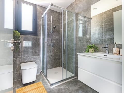 Apartment, 2 Bedrooms, Balcony | Bathroom