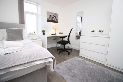 Cardiff Private Double Room + Shared Bathroom + Wi-Fi + On-Street Parking (1) | Individually furnished, iron/ironing board, free WiFi