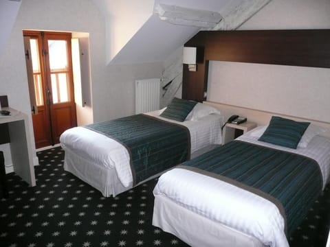 Desk, soundproofing, free WiFi