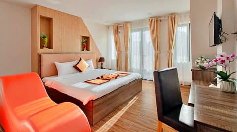 Deluxe Double Room, 1 Queen Bed, Balcony, City View | Egyptian cotton sheets, premium bedding, memory foam beds, minibar