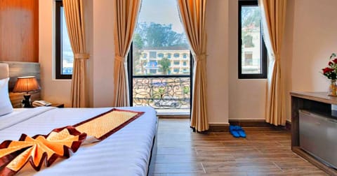 Deluxe Double Room, 1 Queen Bed, Balcony, City View | Egyptian cotton sheets, premium bedding, memory foam beds, minibar