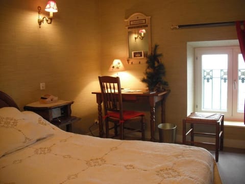 Premium bedding, minibar, desk, soundproofing