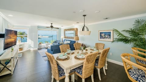 Seating for all 6 at the dining table...