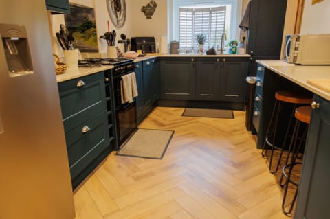 Cottage | Private kitchen | Fridge, dishwasher, electric kettle, toaster