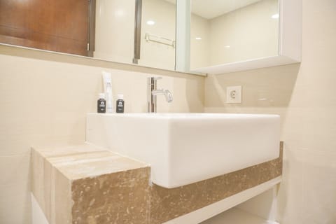 Apartment | Bathroom | Separate tub and shower, towels