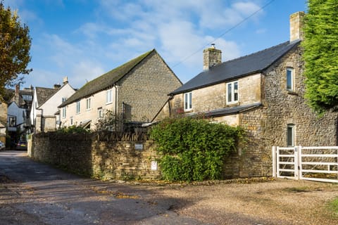 April Cottage leading to The Kings Arms pub