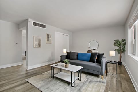 Classic Apartment, 1 Queen Bed | Living area