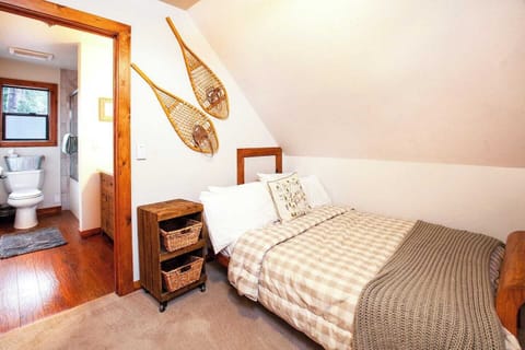 Full bed in the hall between bedrooms.