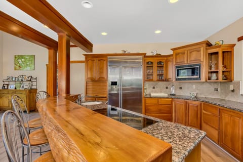 Cabin, Multiple Beds, Patio, Mountain View (Travioli Mountain Retreat) | Private kitchen | Fridge, microwave, oven, stovetop