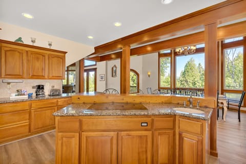 Cabin, Multiple Beds, Patio, Mountain View (Travioli Mountain Retreat) | Private kitchen | Fridge, microwave, oven, stovetop