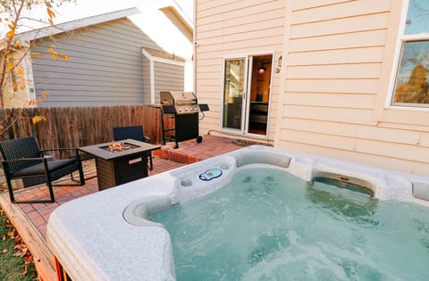 Relax and Enjoy the Hot Tub 🌅🍹 – Immerse yourself in a serene soak, and feel your worries melt away as you indulge in total relaxation. 🌟💆♀️