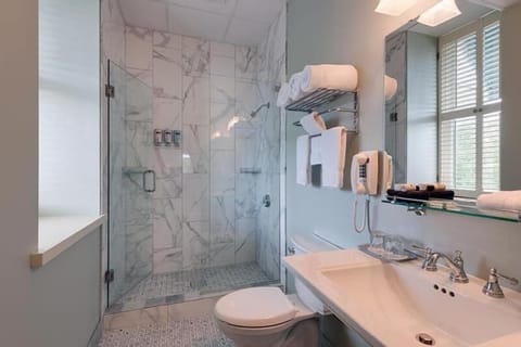 Deluxe Room | Bathroom | Hair dryer, bathrobes, towels, soap