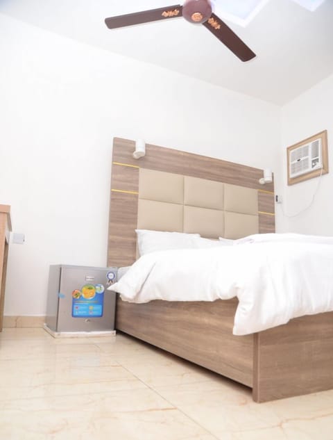 Business Single Room | Free WiFi, bed sheets