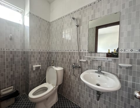 Superior Double Room | Bathroom | Shower, towels, toilet paper