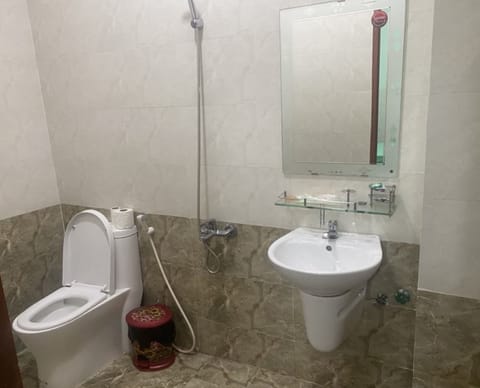 Standard Double Room | Bathroom | Shower, towels, toilet paper