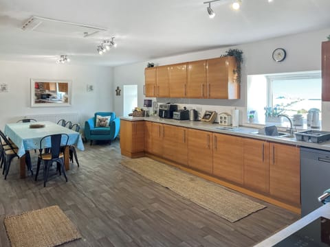 Kitchen | Muirston Farmhouse - Farmhouse Holidays, Cumnock