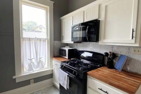 Kitchen features Gas Range.