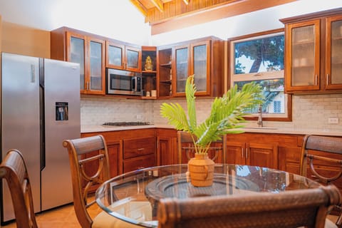 Deluxe Suite | Private kitchen | Coffee/tea maker, toaster, dining tables