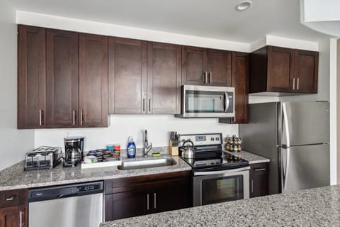 Deluxe Apartment | Private kitchen | Fridge, microwave, oven, stovetop