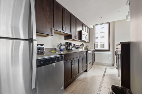 Superior Apartment | Private kitchen | Fridge, microwave, oven, stovetop