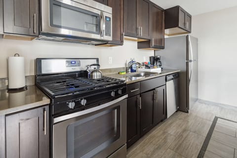 Signature Apartment | Private kitchen | Fridge, microwave, oven, stovetop