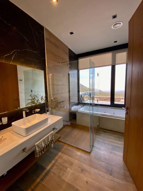 Superior Suite | Bathroom