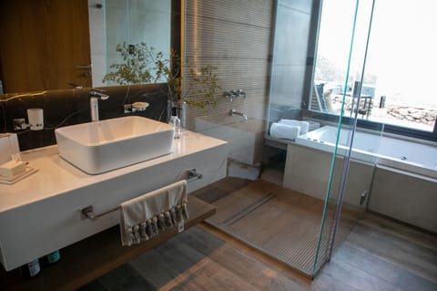 Superior Suite | Bathroom