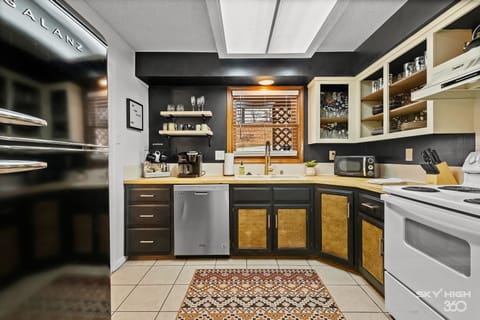 Beautiful kitchen fully stocked with all your cooking & baking needs!