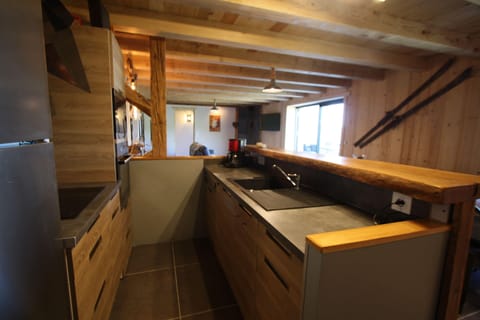 Deluxe Cottage, Ensuite, Mountain View (Gîte 6 personnes) | Private kitchen | Full-size fridge, microwave, oven, stovetop
