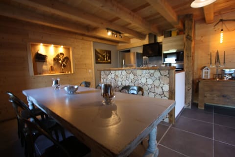 Deluxe Cottage, Ensuite, Mountain View (Gîte 6 personnes) | Private kitchen | Full-size fridge, microwave, oven, stovetop