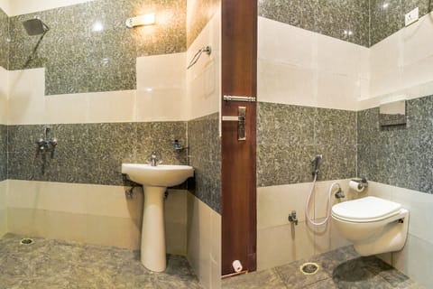 Executive Room | Bathroom | Shower, rainfall showerhead, free toiletries, towels