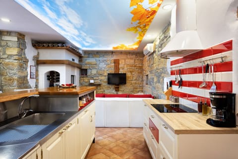 Deluxe Apartment, 1 Bedroom, Non Smoking, Vineyard View | Living area | 90-cm LCD TV with premium channels