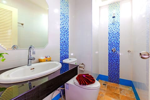 Standard Room, 1 Double Bed | Bathroom | Shower, free toiletries, hair dryer, towels