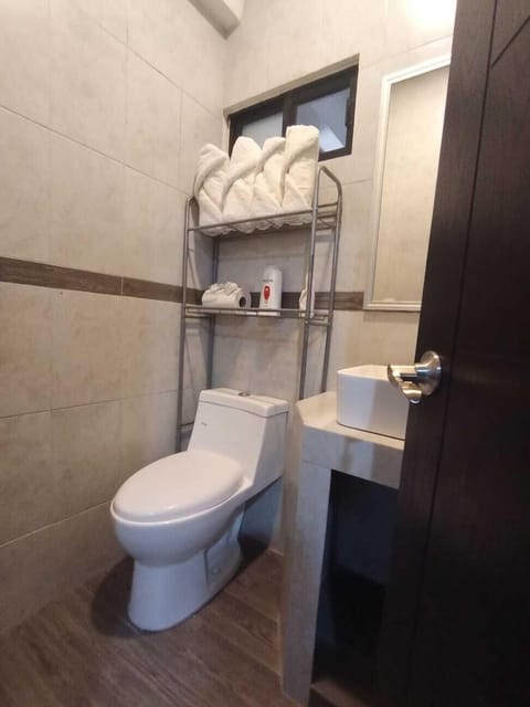 Family Double Room | Bathroom | Free toiletries