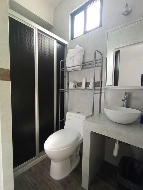 Family Single Room | Bathroom | Free toiletries