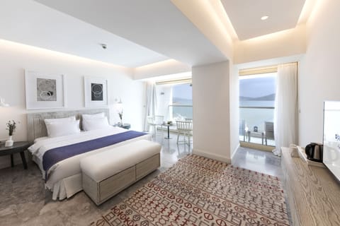 Superior Room, Sea View | Premium bedding, minibar, in-room safe, individually decorated