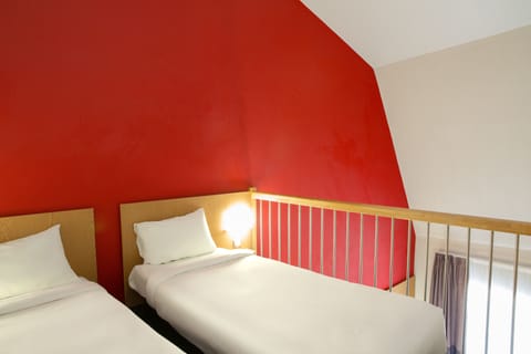 Quadruple Room | Desk, soundproofing, free WiFi, bed sheets