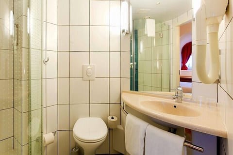 Standard Twin Room | Bathroom | Shower, hydromassage showerhead, free toiletries, bathrobes