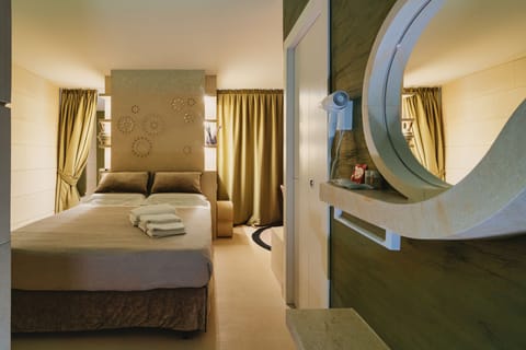 Frette Italian sheets, premium bedding, down comforters, minibar