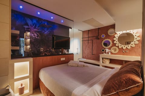 Luxury Studio | Frette Italian sheets, premium bedding, down comforters, minibar