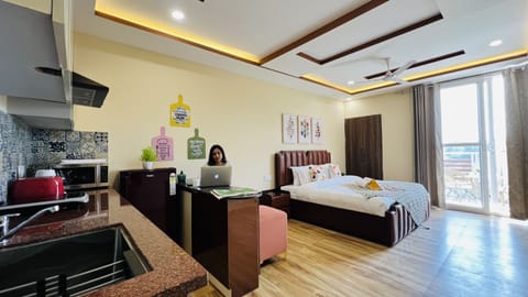 Superior Studio, 1 King Bed | In-room safe, desk, iron/ironing board, free WiFi