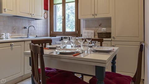 Apartment (2 Bedrooms) | Private kitchen | Full-size fridge, microwave, oven, stovetop