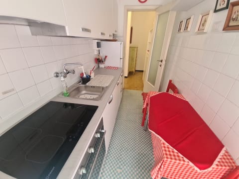 Classic Apartment | Private kitchen | Full-size fridge, microwave, oven, espresso maker
