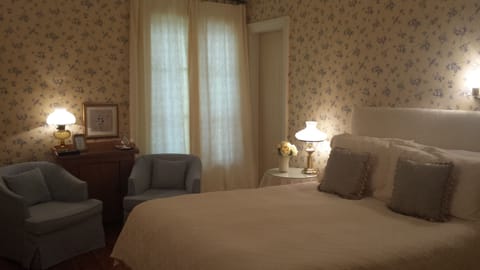 Classic Room, 1 Queen Bed | Premium bedding, individually decorated, individually furnished, desk