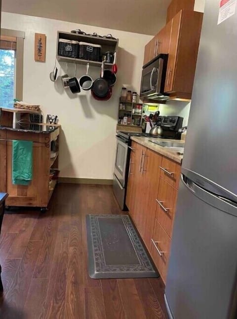 Well stocked kitchen - full fridge and stove.Batheroom