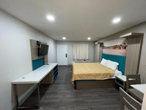 Comfort Room, 1 King Bed, Mountain View | Desk, laptop workspace, free WiFi, bed sheets