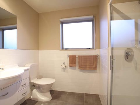 Two Bedroom Unit | Bathroom | Towels