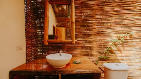 Romantic Cottage | Bathroom | Hair dryer, towels